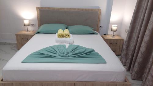 Double Room with Balcony image 7