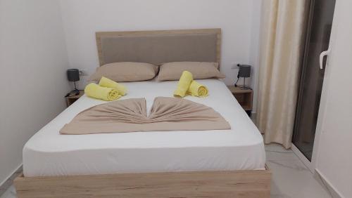 Double Room with Balcony image 4