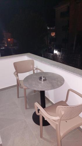 Double Room with Balcony image 3
