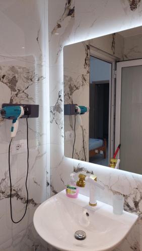 Triple Room with Balcony image 10