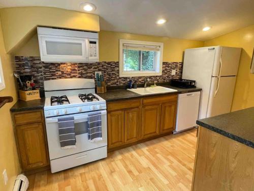 Nothing Fancy Older Pet Friendly Home near I 95 in 羅利 (MA)