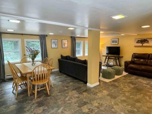 Nothing Fancy Older Pet Friendly Home near I 95 in 羅利 (MA)