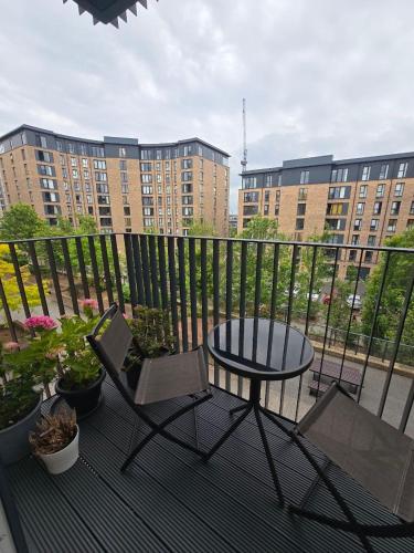 Contemporary 2-bedroom apartment with free gated parking, 2 bathrooms - for families, contractors, travellers for business and leisure, Birmingham (photo 5)