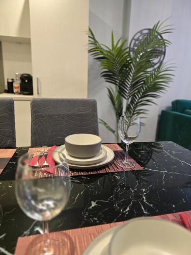 Contemporary 2-bedroom apartment with free gated parking, 2 bathrooms - for families, contractors, travellers for business and leisure, Birmingham (photo 9)