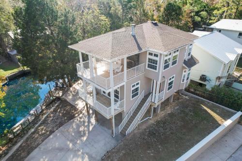 Tropical Canalfront Escape with Decks and Dock! in Homosassa, USA