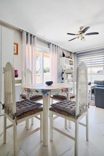 Apartamento 2 dormitorios garaje y piscina junto al mar in ปุนตา ปรีมา