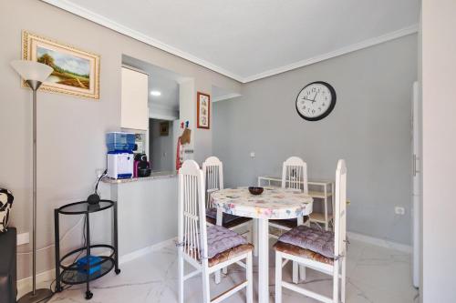 Apartamento 2 dormitorios garaje y piscina junto al mar in ปุนตา ปรีมา