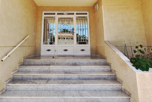 Apartamento 2 dormitorios garaje y piscina junto al mar in ปุนตา ปรีมา