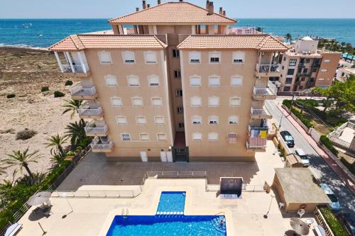 Apartamento 2 dormitorios garaje y piscina junto al mar in ปุนตา ปรีมา