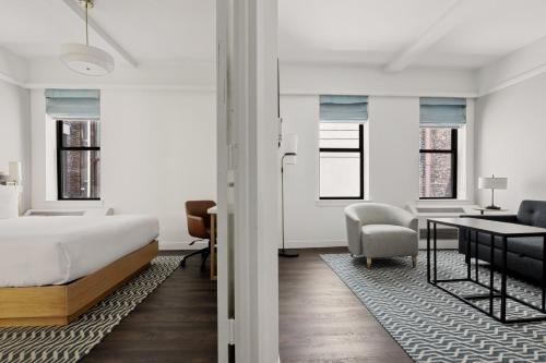 Newly Renovated Rooms at Club Quarters Hotel Times Square, New York, Нью-Йорк (фото 9)