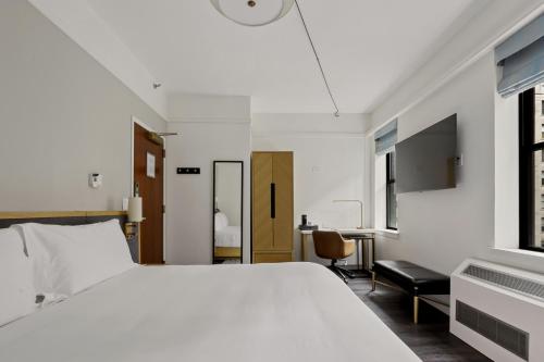 Newly Renovated Rooms at Club Quarters Hotel Times Square, New York, Нью-Йорк (фото 7)