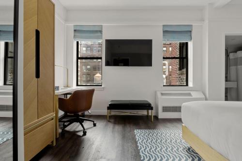 Newly Renovated Rooms at Club Quarters Hotel Times Square, New York, Нью-Йорк (фото 8)