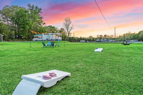7 Le Soleil Retro Tiny House, Boat Parking, Mins to Lake Guntersville, City Harbor in Guntersville, USA