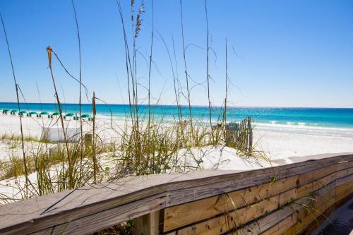 Remarkably Updated 3/2 in Seagrove Highlands - Gulf Views Sleeps 9!, Сигроув-Бич (фото 2)