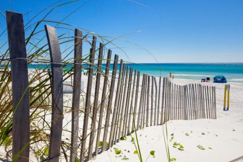 Remarkably Updated 3/2 in Seagrove Highlands - Gulf Views Sleeps 9!, Сигроув-Бич (фото 3)