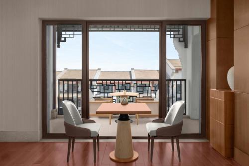 Club King Room, Concierge level, Guest room, 1 King image 4