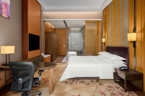 Deluxe King Room, Guest room, 1 King image 2