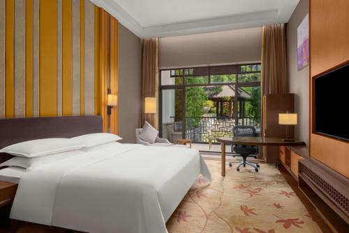 Deluxe King Room, Guest room, 1 King room in Sheraton Grand Hangzhou Wetland Park Resort