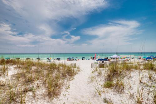Remarkably Updated 3/2 in Seagrove Highlands - Gulf Views Sleeps 9!, Сигроув-Бич (фото 4)