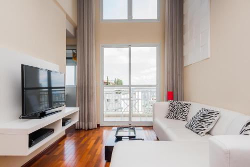 BHaus Morumbi Impression - Loft Duplex 50m2 com Linda Vista 13o andar - Cama Queen - Academia - Piscina - Vaga de Garagem - Mini Mercado - Portaria 24h - ip3, Сан-Паулу