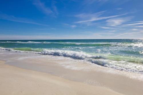Remarkably Updated 3/2 in Seagrove Highlands - Gulf Views Sleeps 9!, Сигроув-Бич (фото 7)