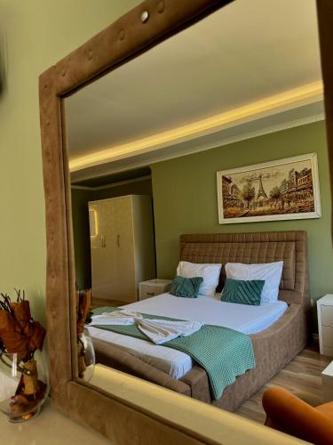 1 queen bed, 2 twin beds