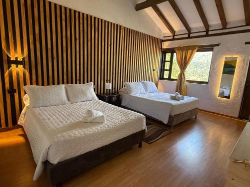 Deluxe Twin Room image 7