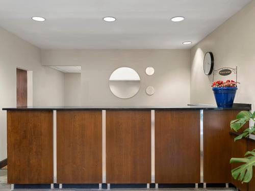 Előcsarnok, Larkspur Landing Select South Bend  near South Bend nemzetközi repülőtér