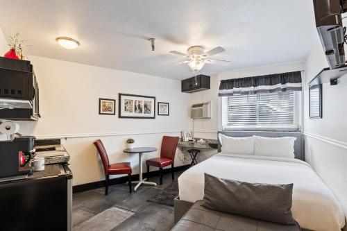 Cozy stay for 2, 5 Min Drive to Base, Full Kitchen, Shared Hot Tub & Pool, Restaurants Nearby