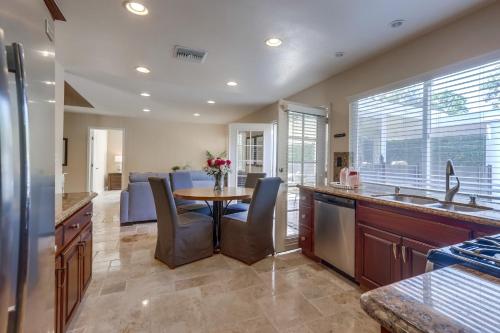 Beautiful Backyard Oasis 5 bedroom 3 Bathroom Home in พลาเซนเทีย (CA)