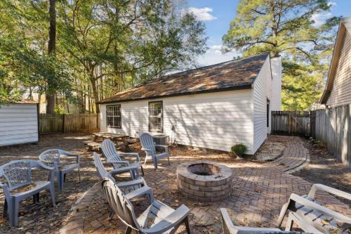 Fenced Yard, Fire Pit & BBQ Grill Near Lake Mayer