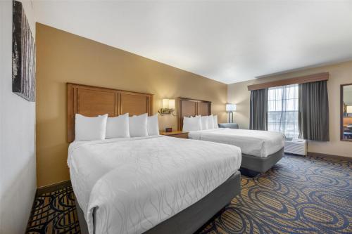 Best Western Woodburn Inn - image 2
