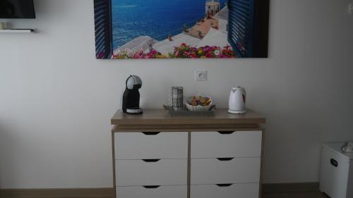 Modern Studio with Private Terrace & Pool – 15 min from Aix TGV 