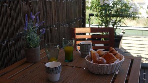 Modern Studio with Private Terrace & Pool – 15 min from Aix TGV 