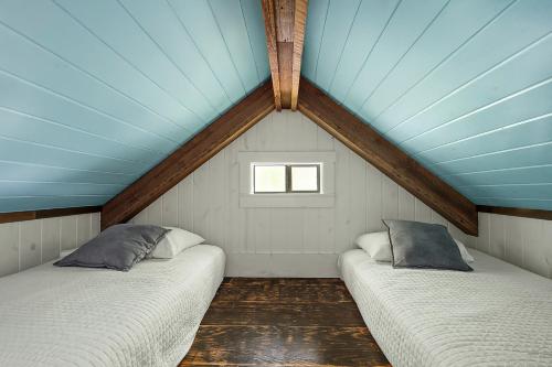 1 king bed, 2 twin beds