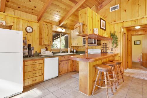 Sunny bear cabin #1970 in Big Bear Lake, USA