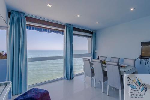 Wonderful beachfront apartment in ตอเรมวยเย