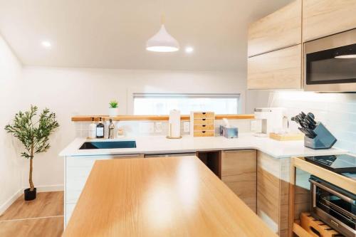 Upscale Laneway Loft Near Downtown AC WiFi - image 4