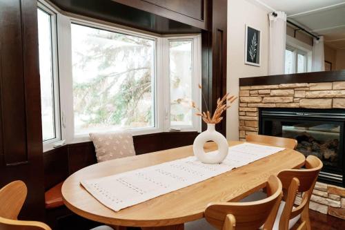4 Bed Home Along River Near DT AC Hot Tub - image 2