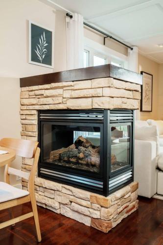 4 Bed Home Along River Near DT AC Hot Tub - image 3