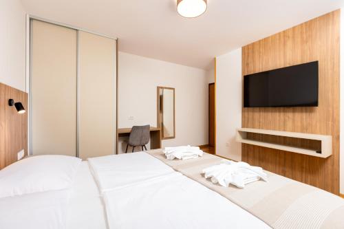3 bedrooms, 4 beds