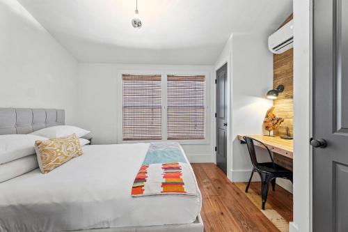 5 bedrooms, 6 beds