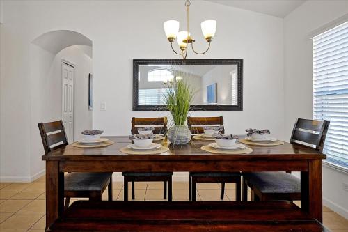 South pool, no rear neighbors, games room, xbox, gated, fitness room, 12 miles to Disney World in Davenport, USA