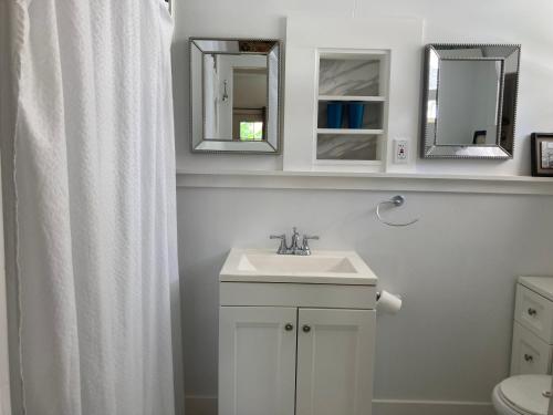 Hilo Bay Oceanfront Bed and Breakfast - Tap to explore photos