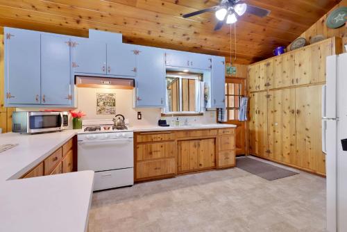 Bear cub cabin #2069 in Big Bear Lake, USA