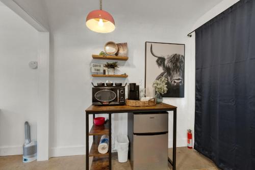 Poplar Place-Q with Hot tub and Firepit - 5 min to Main in Fredericksburg, USA