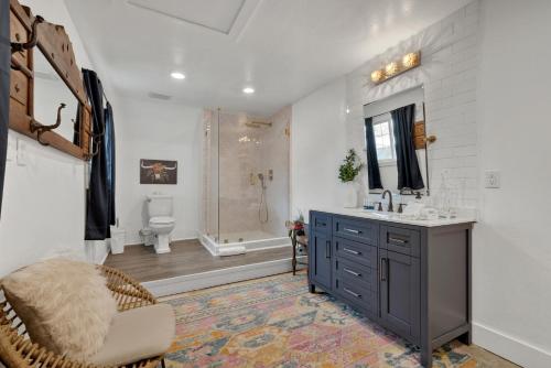 Poplar Place-Q with Hot tub and Firepit - 5 min to Main in Fredericksburg, USA