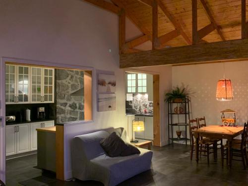 Konyha, Le loft du capitaine in L'Ange Gardien (QC)