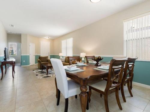 8 miles to Disney, 20 miles Universal, private pool, pool table, washer, dryer, cable, wifi, roku in Davenport, USA