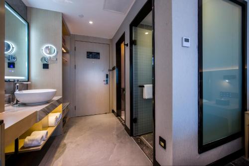 Superior Twin Room image 4